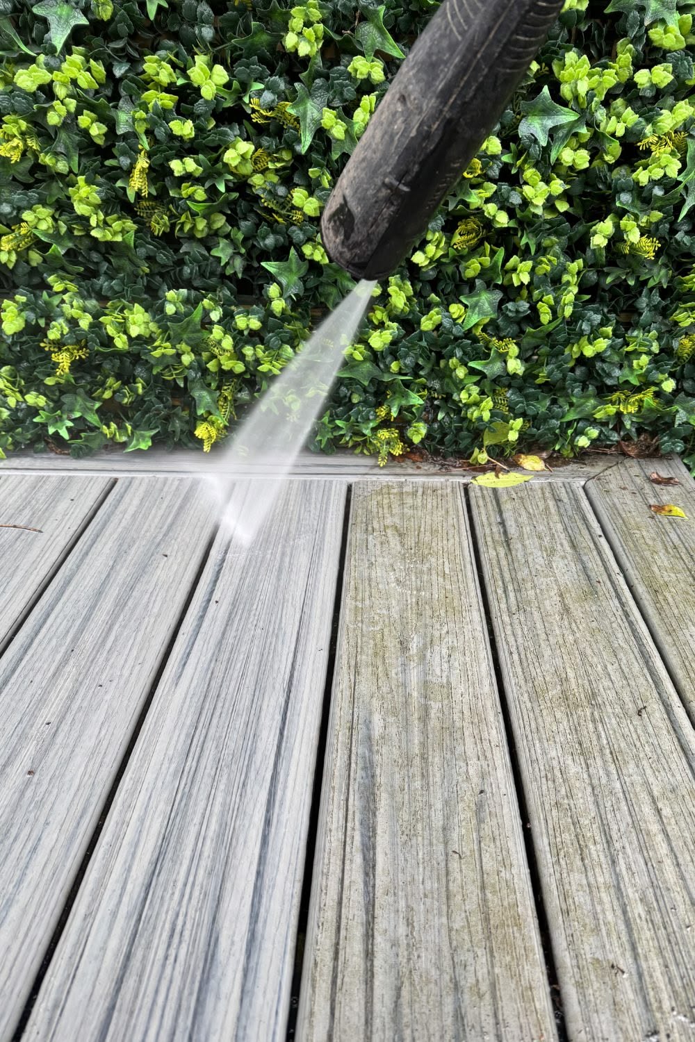 Houten terras reinigen, schadevrije lage druk reiniging bankirai